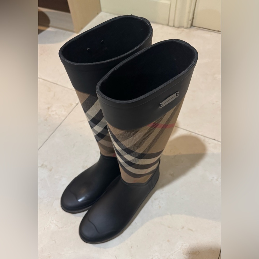 BURBERRY RAIN BOOTS SIZE 10